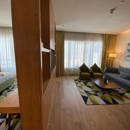 The Bentley Luxury Hotel & Suites Doha Bagian luar foto A suite at the hotel