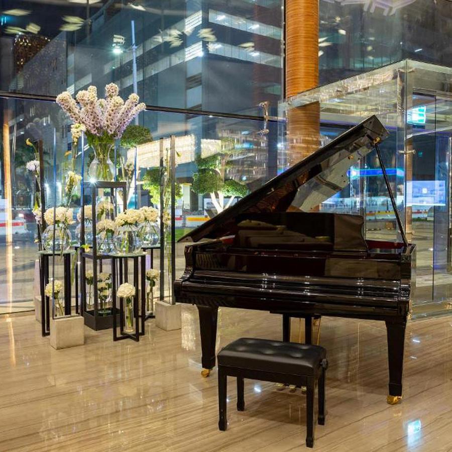 The Bentley Luxury Hotel & Suites Doha Bagian luar foto Piano in the lobby