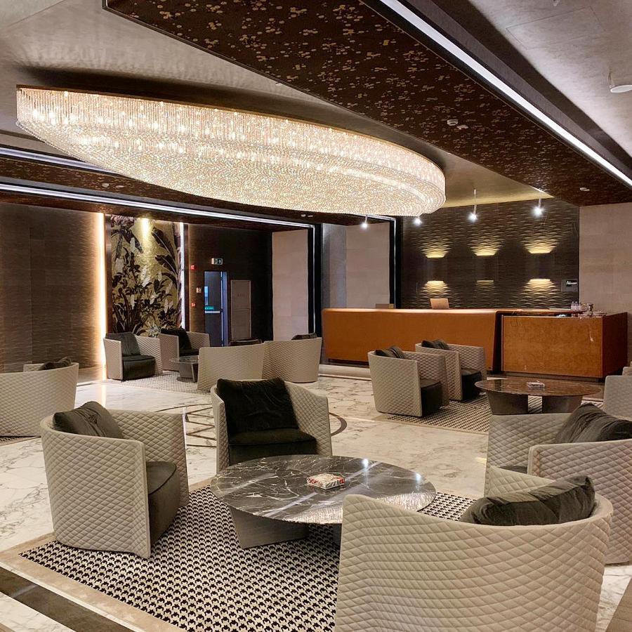 The Bentley Luxury Hotel & Suites Doha Bagian luar foto The lounge at the airport