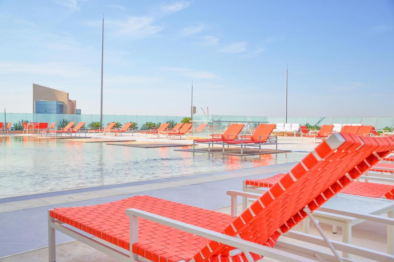 The Bentley Luxury Hotel & Suites Doha Bagian luar foto The rooftop pool at the hotel