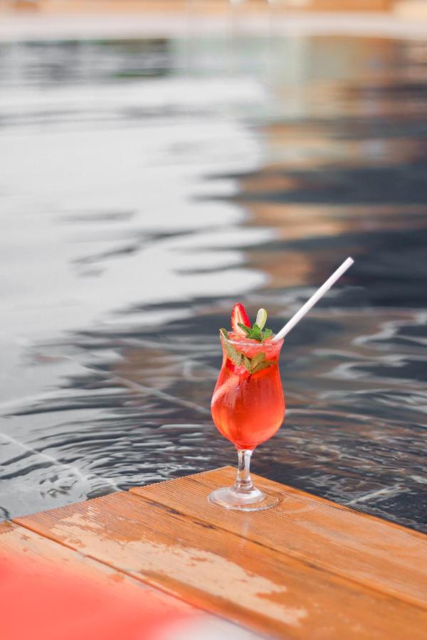 The Bentley Luxury Hotel & Suites Doha Bagian luar foto A strawberry daiquiri