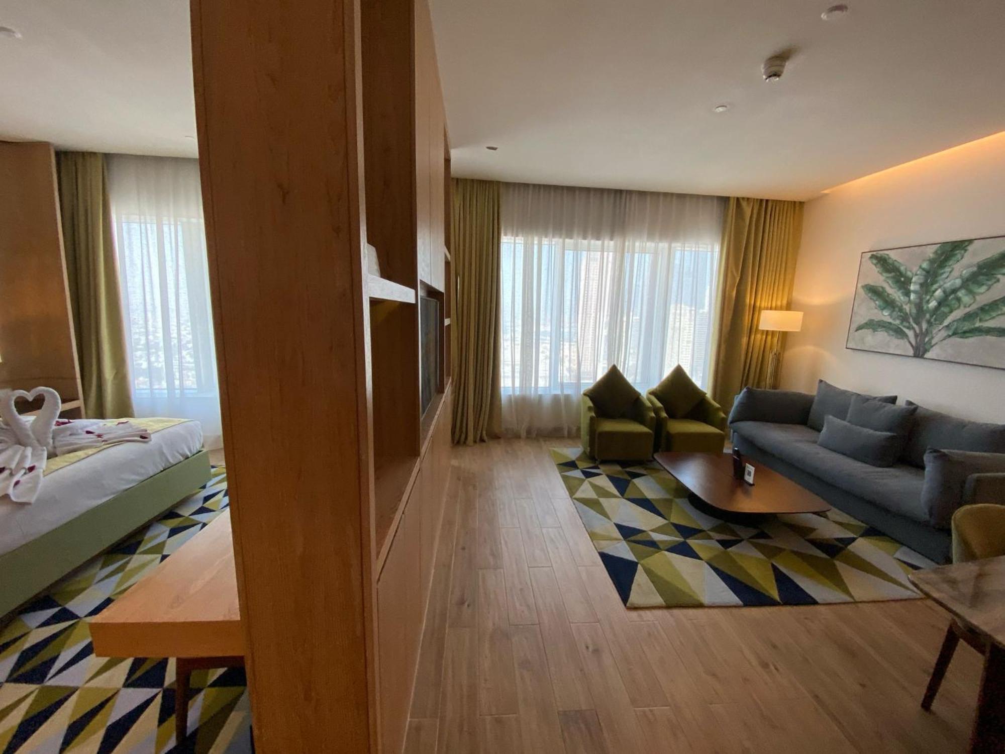 The Bentley Luxury Hotel & Suites Doha Bagian luar foto A suite at the hotel