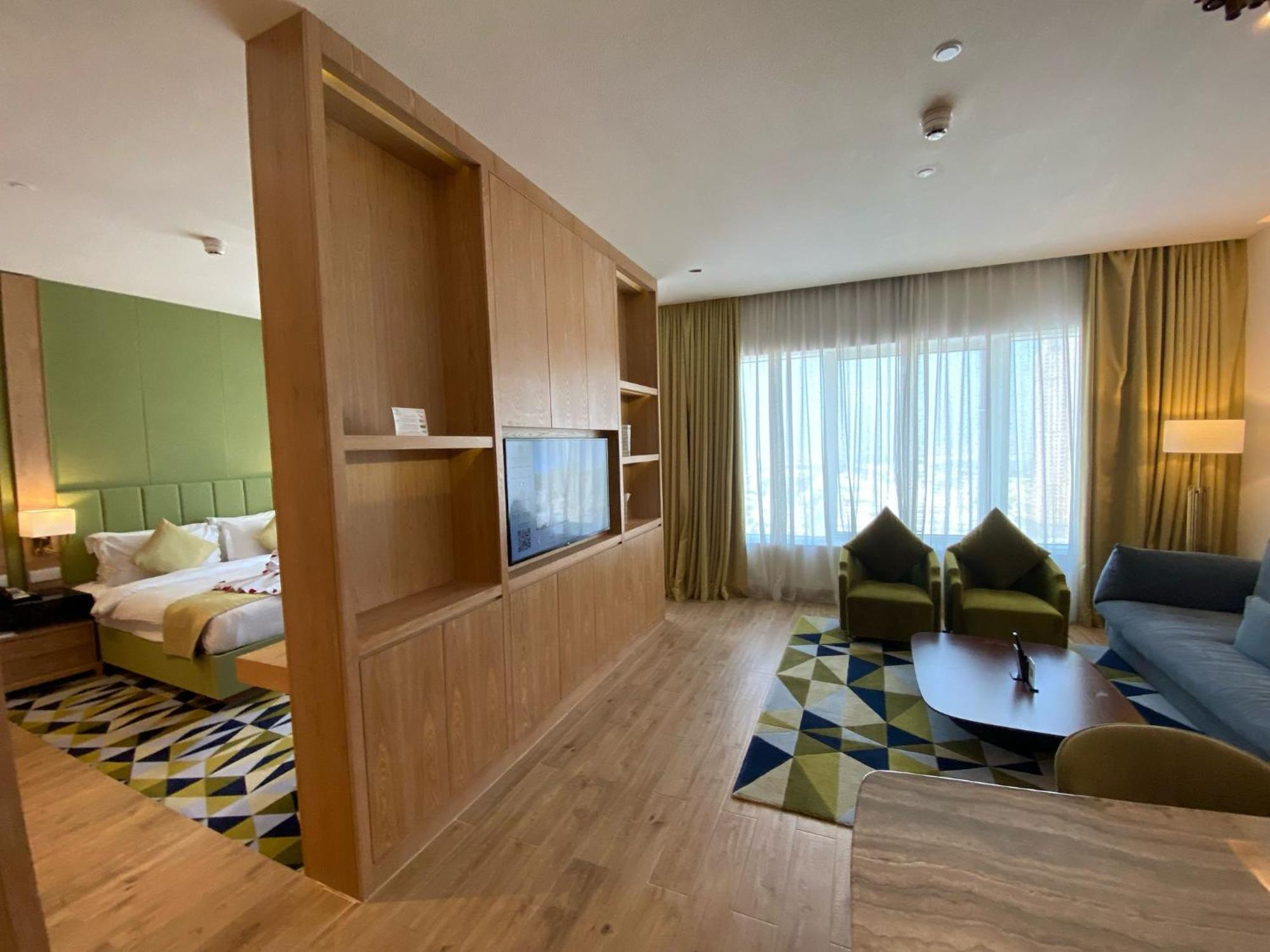 The Bentley Luxury Hotel & Suites Doha Bagian luar foto A suite at the hotel