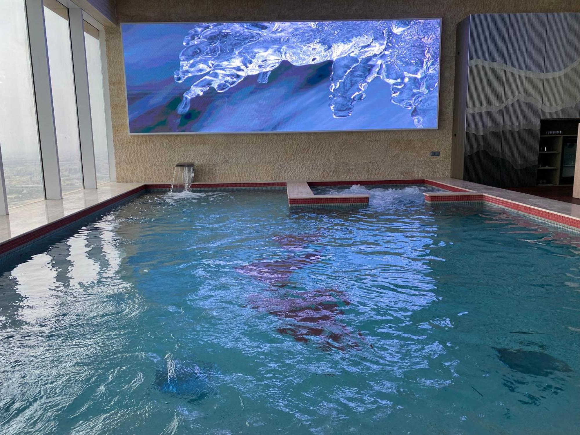 The Bentley Luxury Hotel & Suites Doha Bagian luar foto The indoor pool